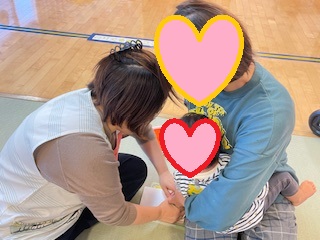 手形足形を取る親子の写真