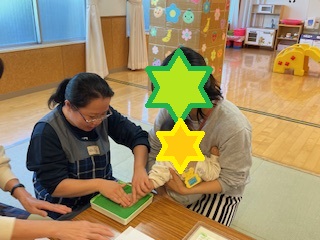 手形足形を取る親子の写真