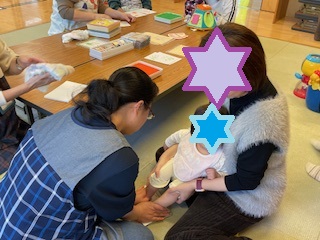 手形足形を取る親子の写真