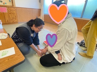 手形足形を取る親子の写真