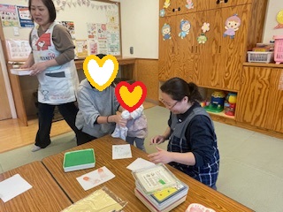 手形足形を取る親子の写真