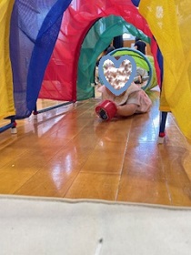 トンネル遊びの様子