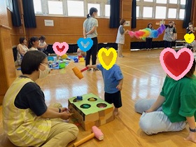 箱モグラたたき遊びの様子