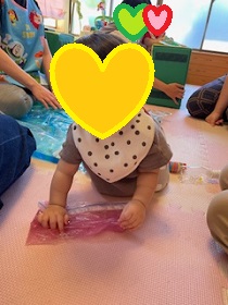 ジップロック内のスライムで遊ぶ男児の写真