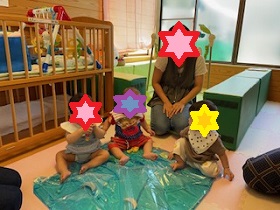 水の入ったマットの上で遊ぶ赤ちゃんの写真