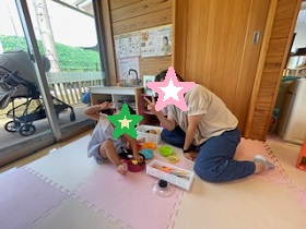 ままごと途中でピースサインの写真