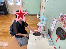 うちわ絵付けの写真