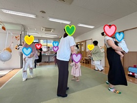 親子でダンスする写真その1