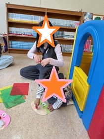 お弁当の制作をする親子の写真