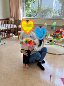 お弁当の制作をする親子の写真