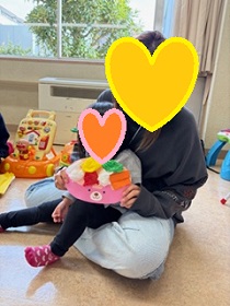 お弁当の制作をする親子の写真