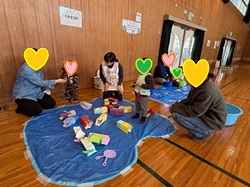 魚釣りで遊ぶ親子の写真