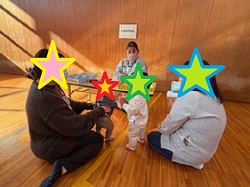 おみせやさんごっこで遊ぶ親子の写真