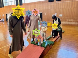 サーキットで遊ぶ親子の写真