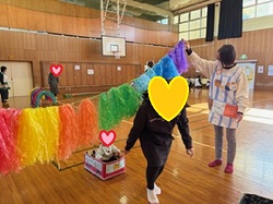 車引きで遊ぶ親子の写真