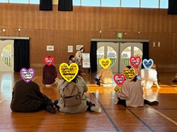 大型絵本の読み聞かせの写真