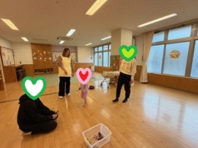 室内で遊ぶ親子の写真