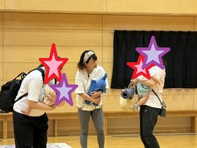 ヨガ終了後の楽しい話し中の写真