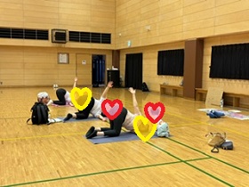 手を上げるポーズの写真