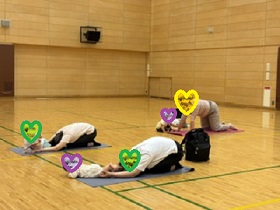 うつ伏せのポーズの写真