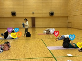 膝の上に子どもを乗せるポーズの写真