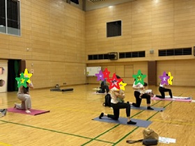立膝で子どもを乗せrる写真