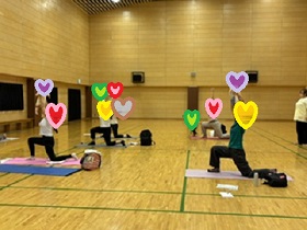 立膝で高い高いのポーズの写真