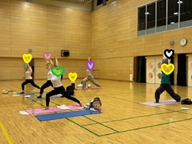 立って高い高いのポーズの写真
