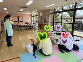 手遊びを楽しむ写真