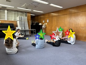 ママの膝の上でリズム遊びの写真