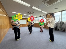ママと一緒に行進！
