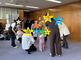 みんなでまんなかに集まった写真