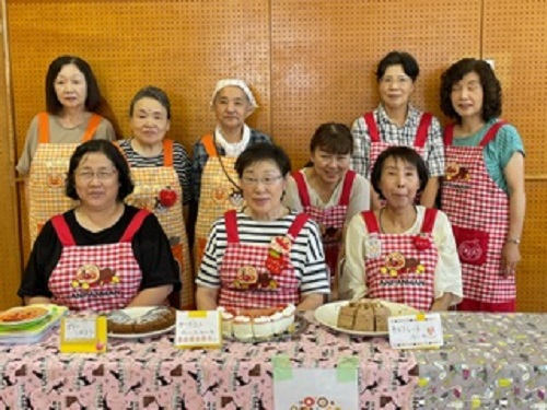 ボランティアの皆さんとケーキの写真1-1