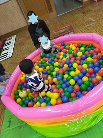 ボールプールで遊ぶこども