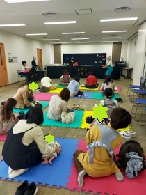 だるまさんの人形と一緒に動く親子