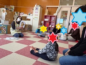 手遊びの様子の写真