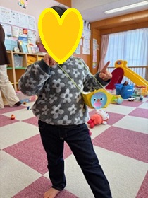 完成した節分用豆入れを持つ子どもの写真