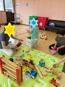 木のおもちゃで遊ぶ子どもの写真