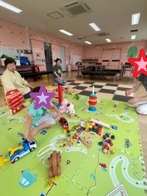 木のおもちゃで遊ぶ子どもの写真