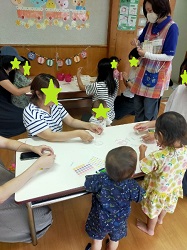 風鈴を作っている親子