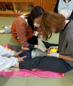 寝転んではみがきするこども