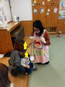 カバの歯磨きをするこども