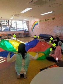 パラバルーンを揺らす親子