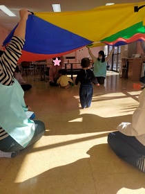 パラバルーンの下をくぐるこども