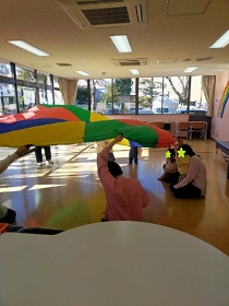 パラバルーンを持ち上げる親子