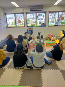 紙芝居を見る親子