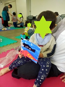 製作したこしのぼりをみせるこども