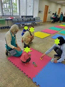 おりがみのコマであそぶこども