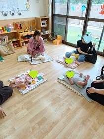 自己紹介をする親子