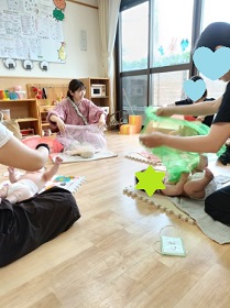 シフォンで遊ぶ親子